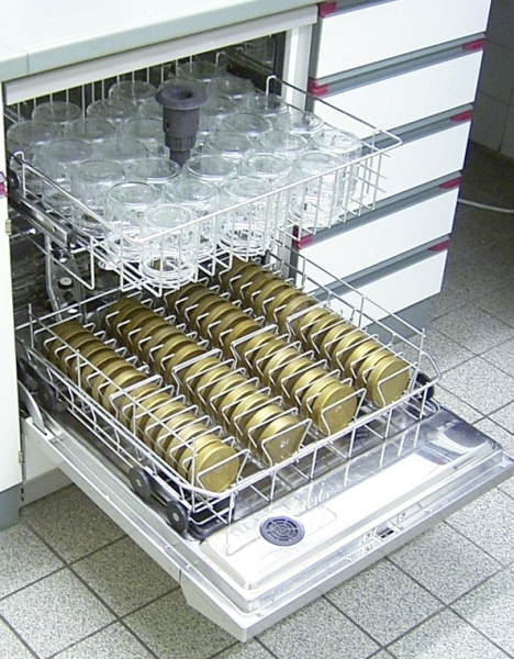 Spülmaschine mit Honiggläsern und Deckeln Spülmaschine mit Honiggläsern und Deckeln